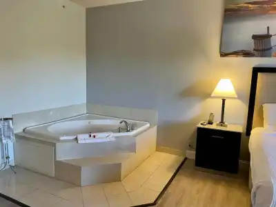 Days Inn & Suites by Wyndham Lakeland - 128