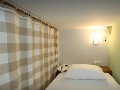 Barn and Bed Hostel - 3