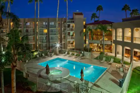 Best Western Plus Scottsdale Thunderbird Suites - 11