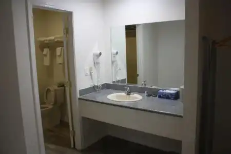 Value Inn & Suites - 36