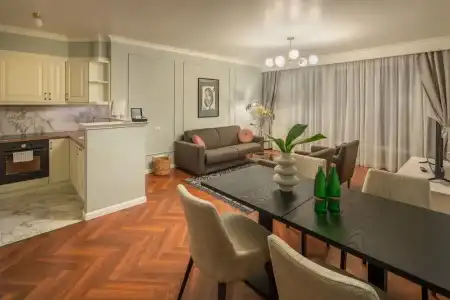 Queen's Court & Residence - 172