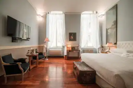 Royal Palace Luxury Suites & - 4