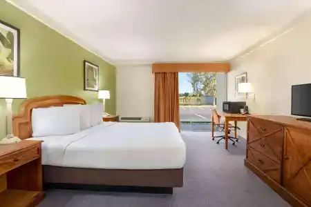 Baymont by Wyndham Daytona Beach/Intl Speedway - 24