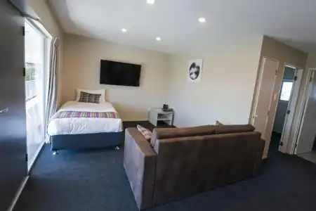 Ellerslie Palms Motel - 52
