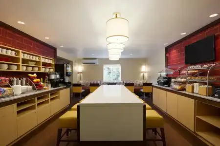 Hawthorn Suites by Wyndham Greensboro - 15