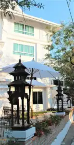 White Boutique and Spa - 0
