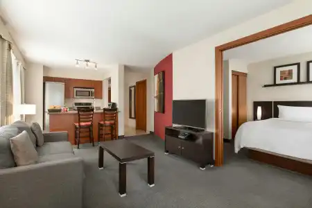 Embassy Suites Montréal by Hilton - 2