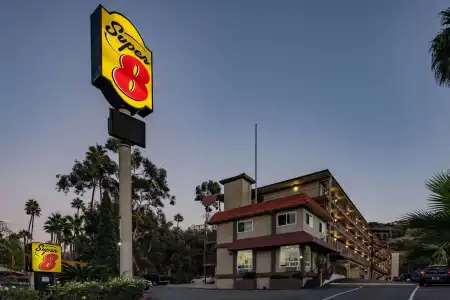 Super 8 by Wyndham San Diego Circle - 14