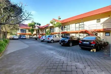 Rayland Epsom Motel - 11