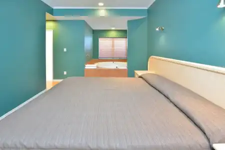 Shoreline Motel - 72