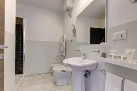 Little Rhome Suites - 8