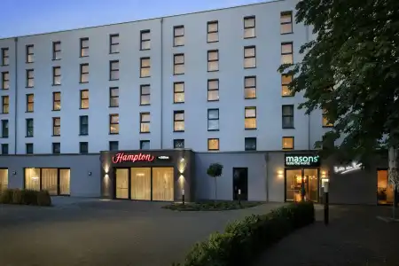 Hampton by Hilton - 14