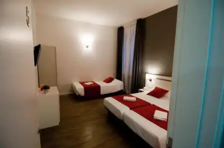 Hostal Live Barcelona - 32