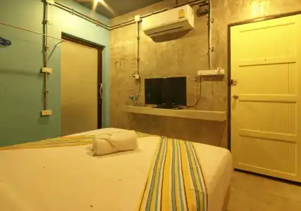 Seabox Khaolak Hostel - 1