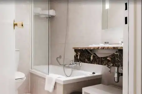 LATROUPE Grand Place Hostel - 9