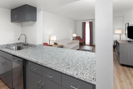 Ramada by Wyndham Milwaukee - 11