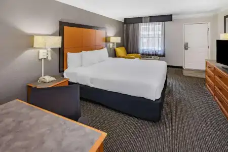 La Quinta Inn by Wyndham Laredo I-35 - 37