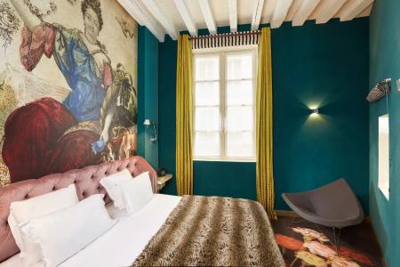 Hôtel du Petit Moulin, Haute Couture by Lacroix - 5