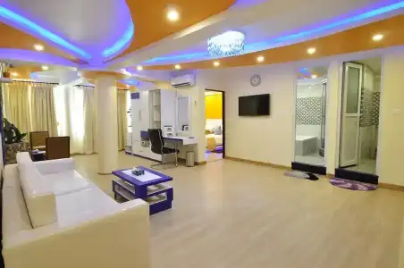 Royal Penguin Boutique & Spa - 151