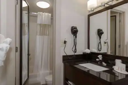 Ramada by Wyndham Boston - 8