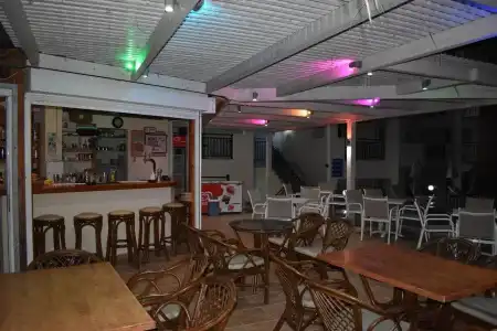 Sunshine Studios & Apartments - 9