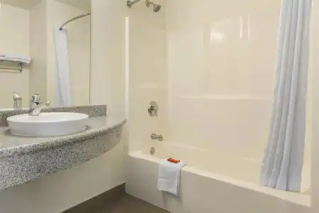 SureStay Plus By Best Western Niagara Falls East - 61