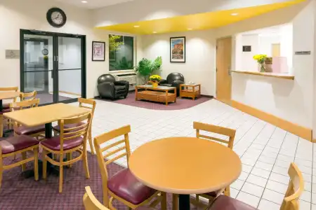 Super 8 Redmond - 12