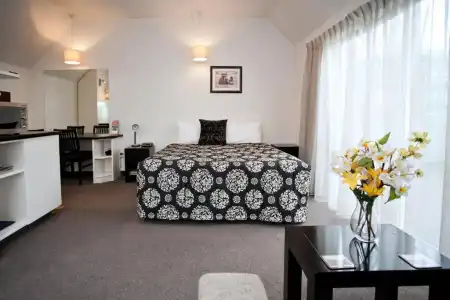 Cable Court Motel - 73