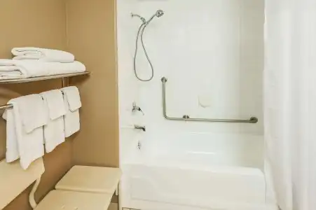 Super 8 Calgary/Airport - 7