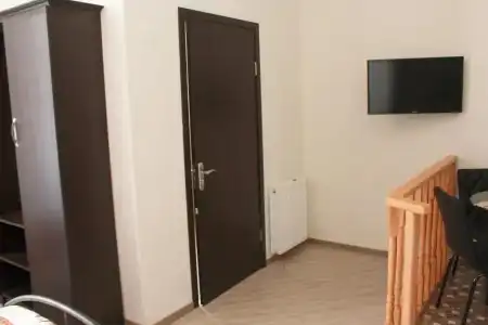 Guest House on Gia Abesadze Street - 4