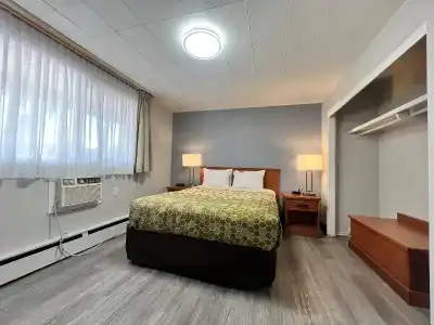 Econo Lodge Motel Village - 84