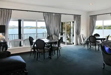 Black Swan Lakeside Boutique - 6