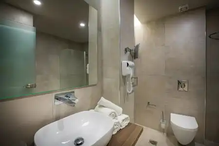 Alexandra Beach Resort & Spa - 8