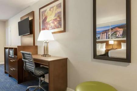 Days Inn & Suites by Wyndham Anaheim at Disneyland Park - 25