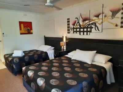 Flying Spur Motel - 27