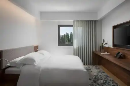 & Restaurant Milan - 25