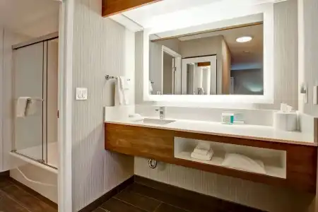Hampton Inn & Suites by Hilton Calgary-Airport - 71