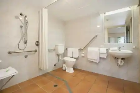 Tropic Towers Apartments - 106