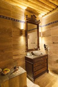 Solo Cave Suites - 111