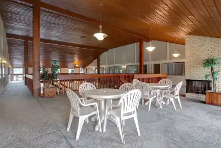 Days Inn by Wyndham Vernon - 20