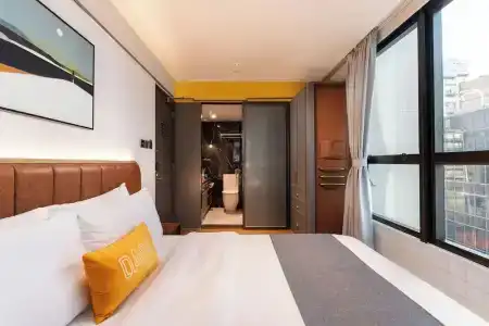 Dash Living On Hollywood - 136