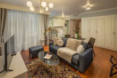 Queen's Court & Residence - 235