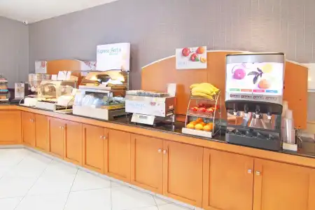 Holiday Inn Express & Suites Calgary S-Macleod Trail S by IHG - 11