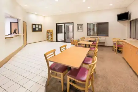 Super 8 by Wyndham Bend - 1