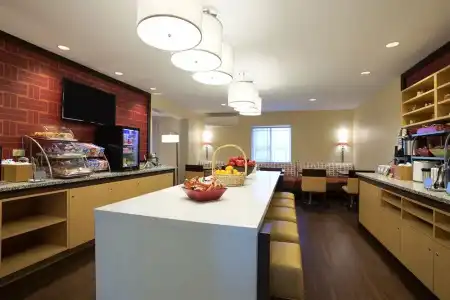 Hawthorn Suites by Wyndham Greensboro - 19