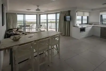Centrepoint Holiday Apartments - 204