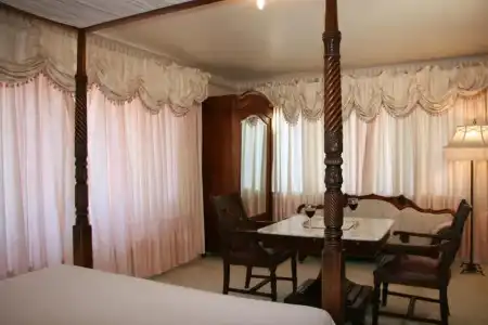 Martine Inn - 92