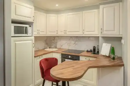 Queen's Court & Residence - 122