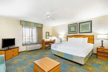 La Quinta Inn & Suites by Wyndham El Paso East - 34