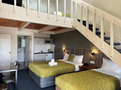 Airport Manor Inn - 2
